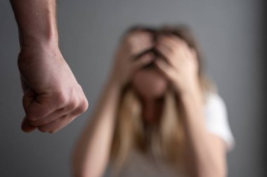 Koca karısını tehdit ediyor. ev içi şiddet