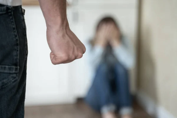 Mann bedroht Ehefrau mit der Faust Häusliche Gewalt — Stockfoto