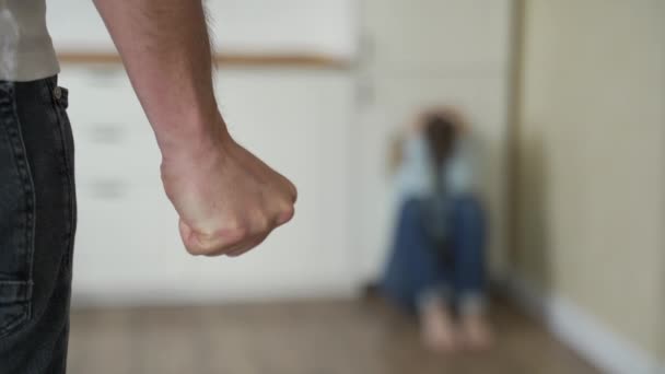 Чоловік загрожує кулакові дружині. домашнє насильство — стокове відео