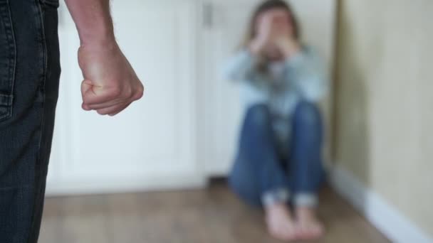 Manžel vyhrožuje pěstní ženě. domácí násilí — Stock video