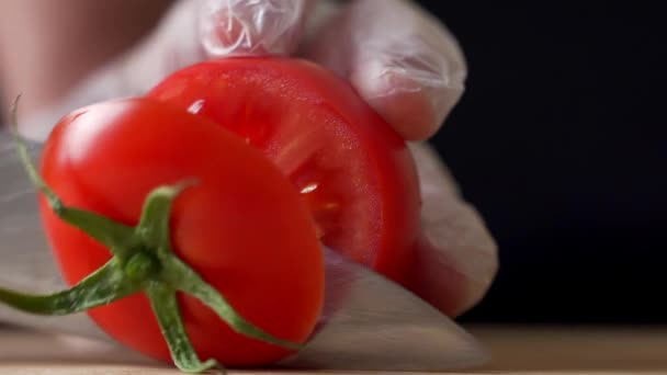 İnsan eli, domatesleri kesme tahtasıyla keser. — Stok video