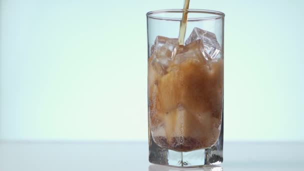 Verser le Cola avec des glaçons en gros plan. Cola avec glace et bulles en verre. Coca-Cola Soda gros plan . — Video