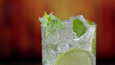 Mojito kokteyli yakın plan. Bir bardak Alkol Kokteyli rom, kireç, nane, çökmüş buz ve esmer şeker.