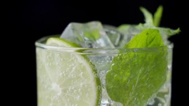 Mojito kokteyli yakın plan. Bir bardak Alkol Kokteyli rom, kireç, nane, çökmüş buz ve esmer şeker.