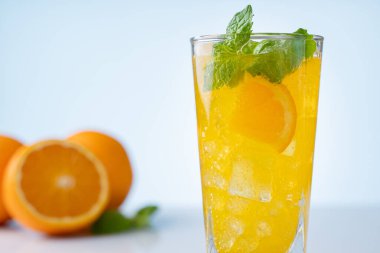 Beyaz arka planda sarı limonata.