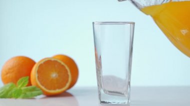 Sürahinin bardağına dökülen sarı limonata. Baloncuk yapıyorum. Yavaş çekim