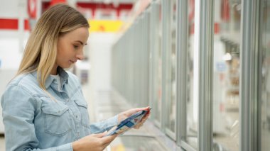 Süpermarkette Kadın Alışverişi Donmuş Ürünleri Buzdolabında Seçmek