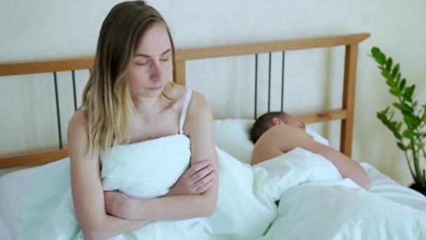 집에서 침대에 누워 있는 부부. 남자는 자고 있고 좌절 한 여자야 관계를 깨거나 반역죄로 생각하는 거지. 성적 생활 개념의 문제 — 비디오
