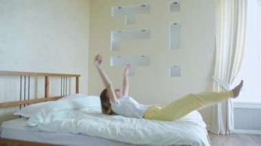 Kadın yatağa düşüyor. Yavaş çekim