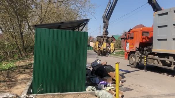 Camión de basura con basura de colecciones de brazos robóticos — Vídeo de stock