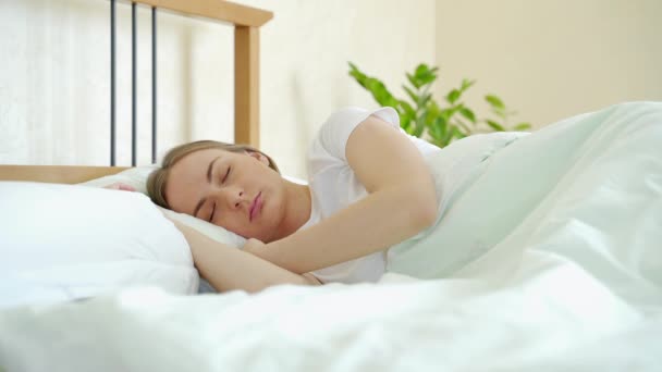 Alarme du matin. Femme se réveillant de l'alarme au téléphone — Video