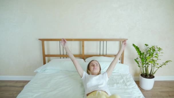 Женщина падает на кровать. Медленное движение — стоковое видео
