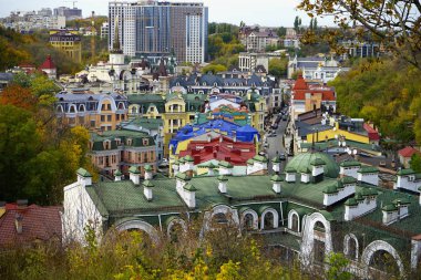 Eski evlerin çatıları, sonbahar öğleden sonra.