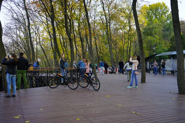 Πάρκο Φθινόπωρο Άνθρωποι Βγάζουν Φωτογραφίες Στα Smartphones Κίεβο Ουκρανία 2019 — Φωτογραφία Αρχείου