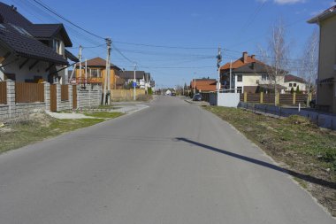  İki katlı, binalı yeni evlerin sokağı. Bahar güneşli gün 