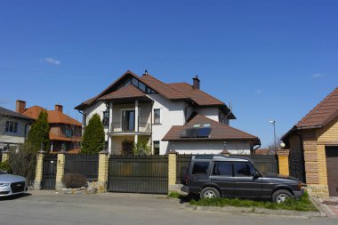  İki katlı, binalı yeni evlerin sokağı. Bahar güneşli gün 