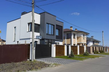  İki katlı, binalı yeni evlerin sokağı. Bahar güneşli gün 