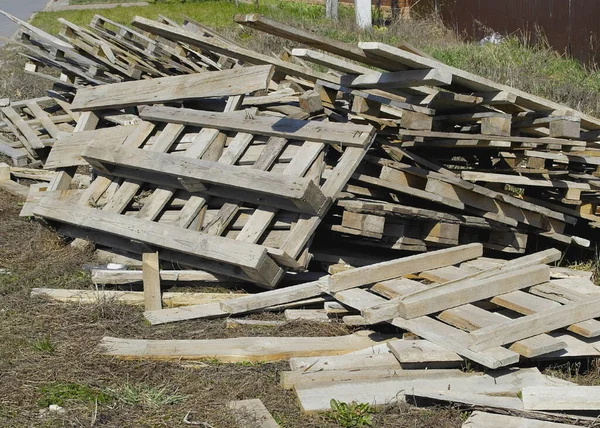 Ahşap paletler çöp gibi yerde yatıyor..