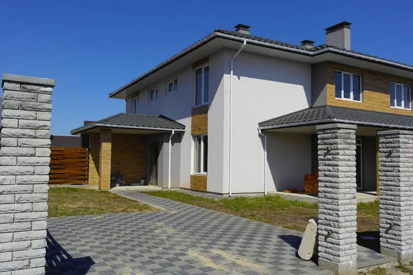 Rua Casas Novas Dois Andares Construindo Primavera Dia Ensolarado — Fotografia de Stock