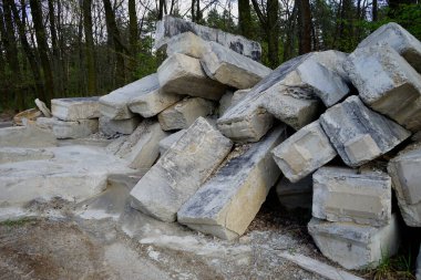 Temelin altında beton döşemeler, yere yat.. 