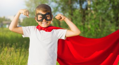 Süper kahraman çocuk kaslarına gösterilen