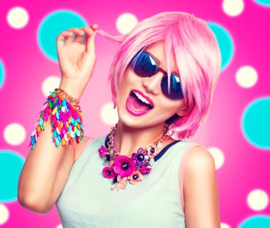 pembe saçlı genç model kız
