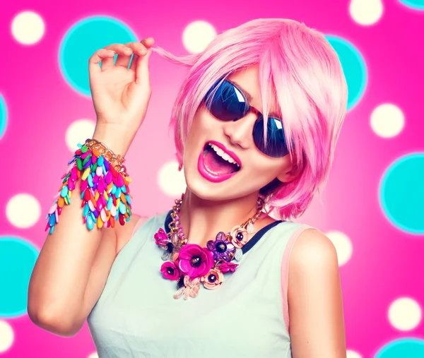 Adolescente modelo menina com cabelo rosa — Fotografia de Stock