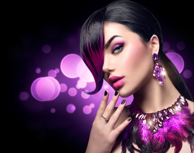 Mor boyalı saçak saç modeli olan kadın