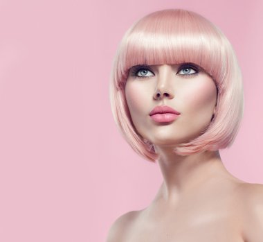  sarışın kısa saçlı kız