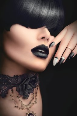 siyah Gotik saç modeli ile kız