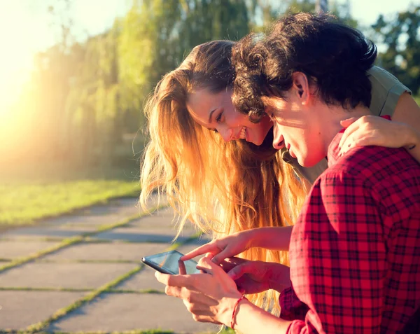 Belleza feliz pareja joven citas . — Foto de Stock