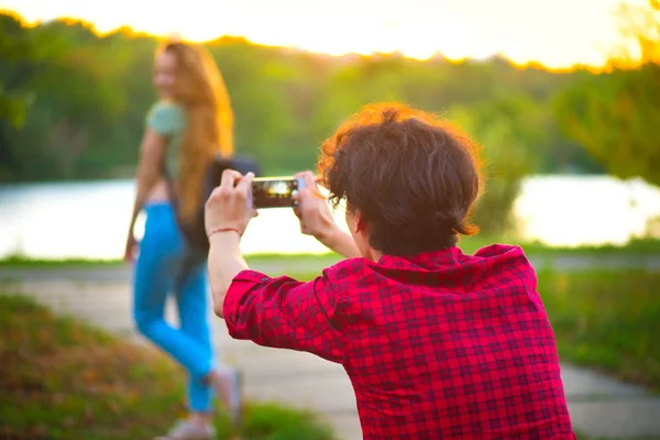 Erkek arkadaşı çekiyor — Stok fotoğraf