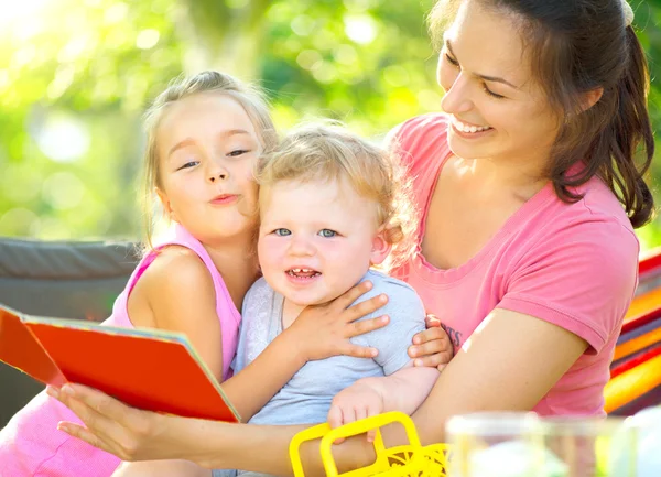 Mutter liest Kindern Buch vor — Stockfoto
