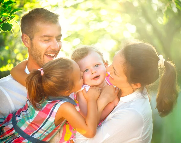 Šťastné veselé mladá rodina s dětmi — Stock fotografie