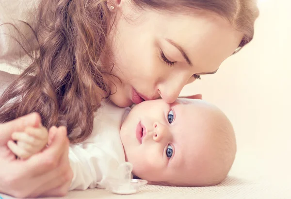 Mãe beijando seu bebê recém-nascido — Fotografia de Stock