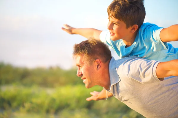 행복 한 아버지와 아들이 재미 — 스톡 사진