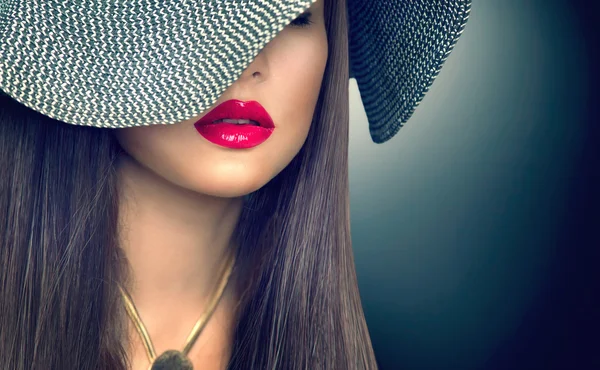 Brunette femme aux lèvres rouges — Photo