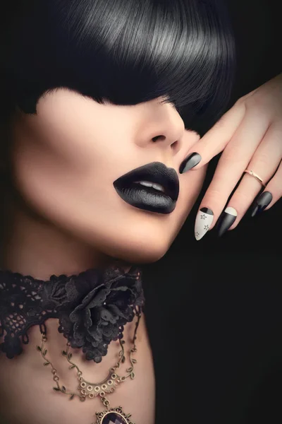 Mädchen mit schwarzer Gothic-Frisur — Stockfoto