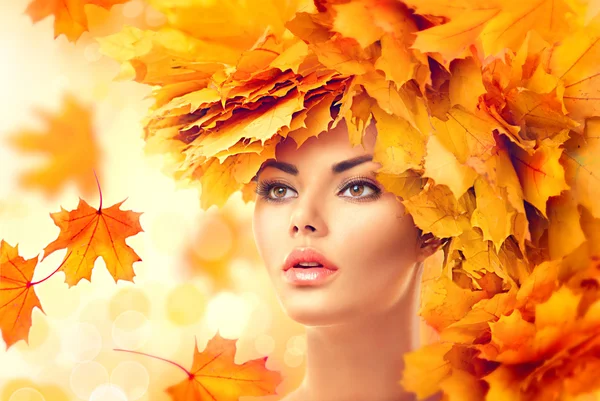 Ragazza con autunno foglie luminose — Foto Stock