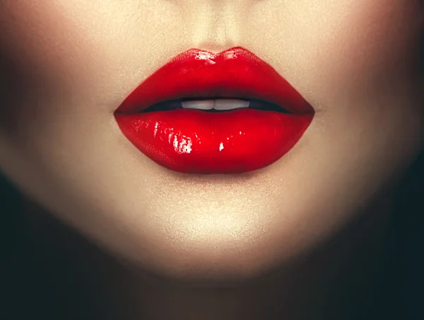Sexig kvinna läppar med rött läppstift. — Stockfoto