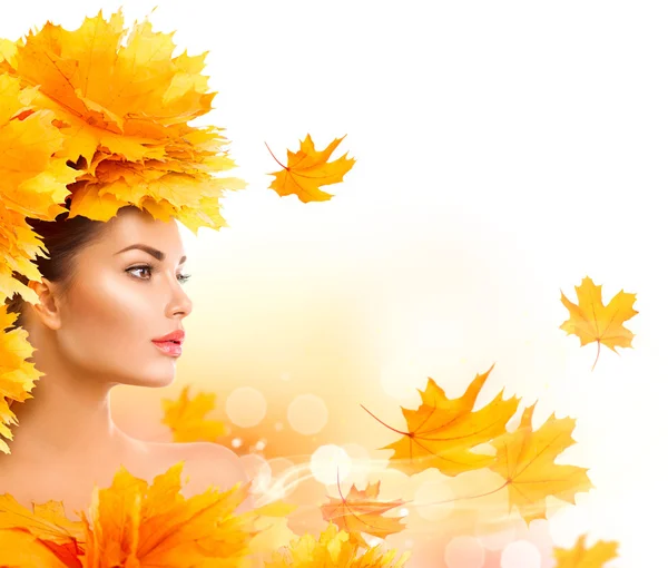Mädchen mit hellen Herbstblättern — Stockfoto