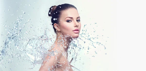 Femme avec des éclaboussures d'eau — Photo