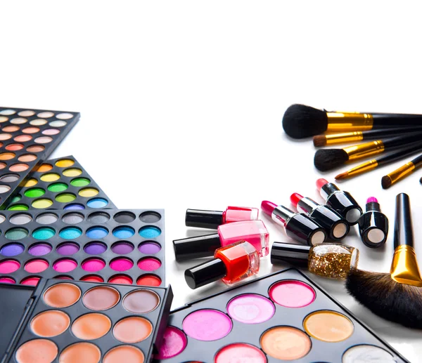 Make-up instellen paletten met kleurrijke eyeshadows. — Stockfoto