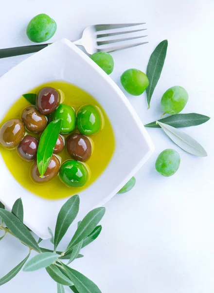 Olijven en olijfolie. — Stockfoto