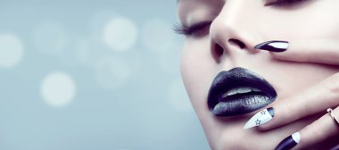 Gotik siyah makyaj ve manikür ile kız