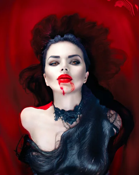 Sexy vampier vrouw liggend in een bad — Stockfoto