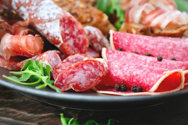 Verschiedene italienische Schinken, Salami und Speck — Stockfoto