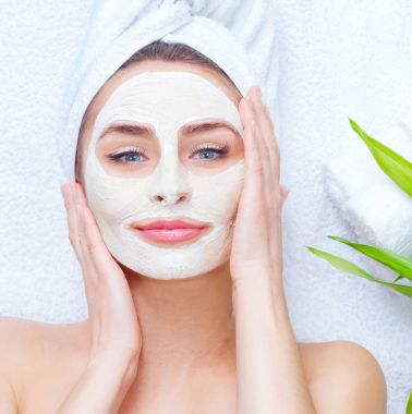 Yüz kil maskesi uygulayarak kafa havluya kızla Spa