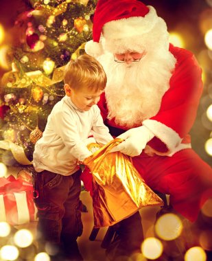 Küçük çocuk Noel Hediyelik Noel Baba çanta arıyorum