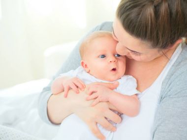 Mutlu anne ile yeni doğan bebek-çocuk